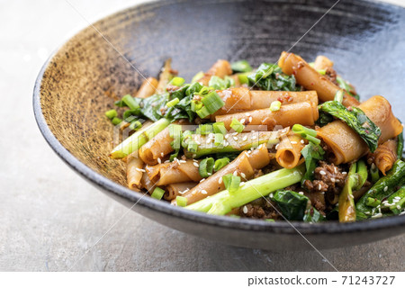 Thai Pad See Ew Noodles with vegetable and minced beef 71243727