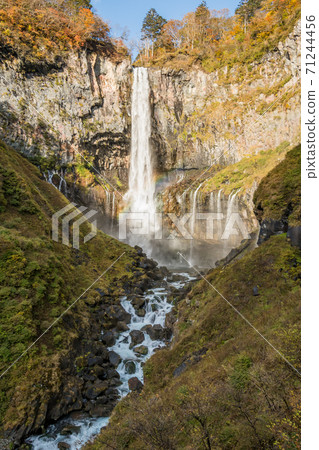 [Autumn leaves of Kegon Falls and a subtle rainbow] 71244456