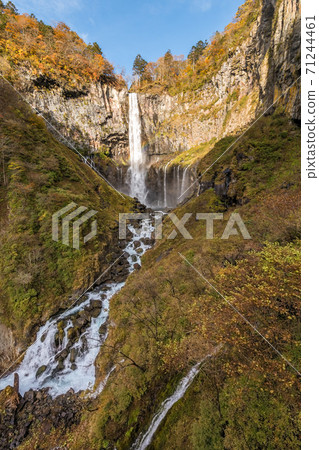 [Autumn leaves of Kegon Falls and a subtle rainbow] 71244461