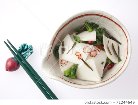 Shallow pickles of turnips 71244649