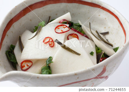 Shallow pickles of turnips 71244655