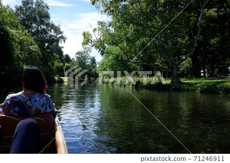 基督教堂在雅芳河上優雅地踢水 基督教堂在雅芳河上優雅地踢水 71246911