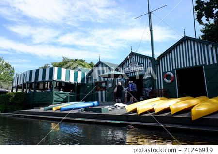 Christchurch Elegant punting on the Avon River Christchurch Elegant punting on the Avon River 71246919