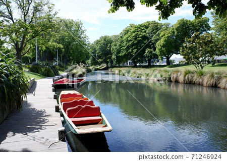 基督教堂在雅芳河上優雅地踢水 71246924