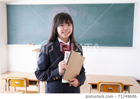 日本初中女孩在教室裡有一本教科書 71249686