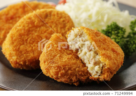 Beef potato croquette Beef potato croquette 71249994