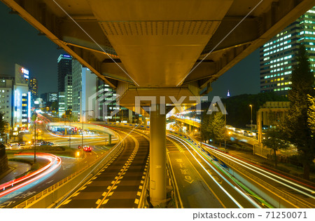 東京交通夜景赤坂見輔大城市的各種高速公路相交於2020年11月 東京交通夜景赤坂見輔大城市的各種高速公路相交於2020年11月 71250071