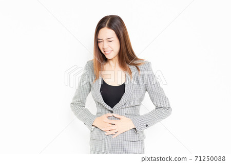 把她的手放在她的肚子上的女商人 71250088