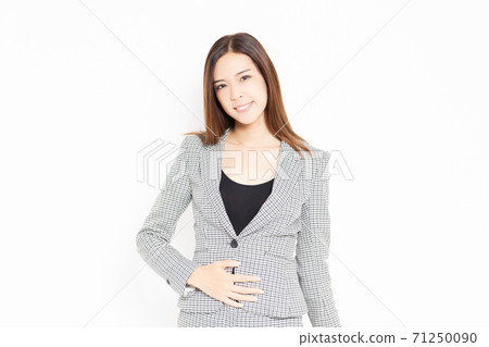 把她的手放在她的肚子上的女商人 把她的手放在她的肚子上的女商人 71250090