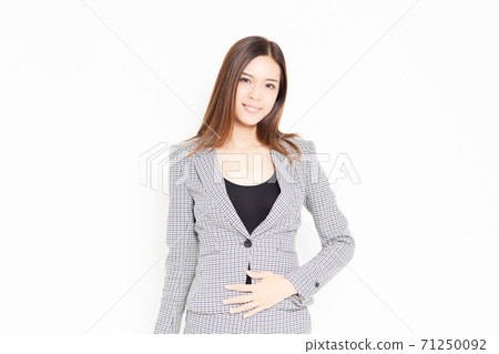 把她的手放在她的肚子上的女商人 把她的手放在她的肚子上的女商人 71250092