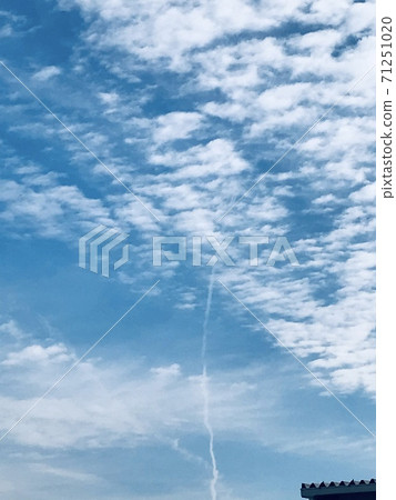 Blue sky cloud pillar 71251020