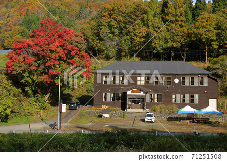 福島縣忠田市美久里之木生動的紅葉“森林分校富澤” 71251508