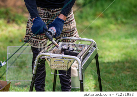 亞裔男子在營地點燃木炭 71251988