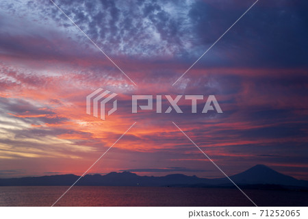 Sagami Bay illuminated by red clouds floating in the sky against the backdrop of Fuji Hakone Izu 71252065