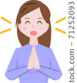 A woman who rejoices with both hands 71252093