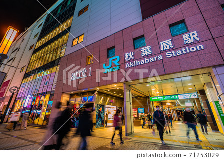 日本電暈秋葉原,東京的東京都市風景。這個星期天,滿是戴著口罩的人= 11月1日 日本電暈秋葉原,東京的東京都市風景。這個星期天,滿是戴著口罩的人= 11月1日 71253029