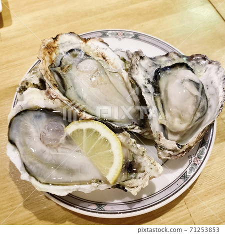 Comparison of eating raw oysters 71253853