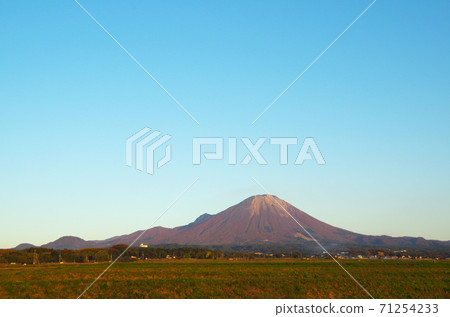Daisen, which is dyed red in the setting sun ... Daisen Town, Tottori Prefecture (fine weather) Daisen, which is dyed red in the setting sun ... Daisen Town, Tottori Prefecture (fine weather) 71254233