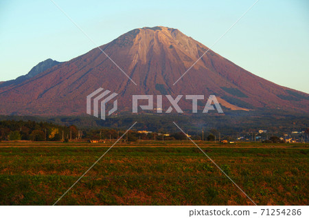 Daisen, which is dyed red in the setting sun ... Daisen Town, Tottori Prefecture (fine weather) Daisen, which is dyed red in the setting sun ... Daisen Town, Tottori Prefecture (fine weather) 71254286