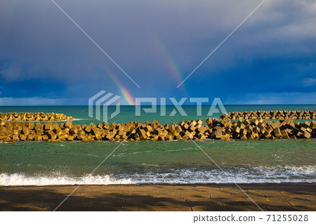 A double rainbow in Toyama Bay in the early morning of late autumn, Nyuzen Town, Toyama Prefecture A double rainbow in Toyama Bay in the early morning of late autumn, Nyuzen Town, Toyama Prefecture 71255028