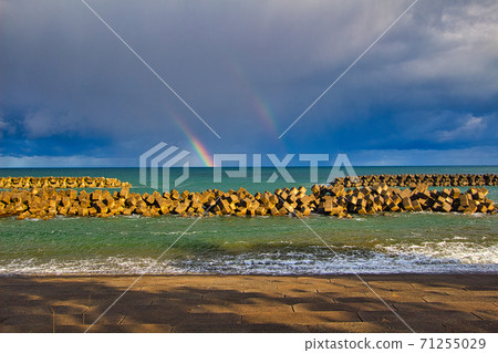 A double rainbow in Toyama Bay in the early morning of late autumn, Nyuzen Town, Toyama Prefecture 71255029