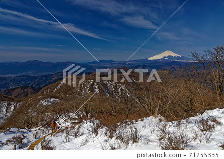 登山者和富士山在初春時將直下Tanzawa和Tonodake 71255335