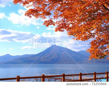 Autumn scenery of Lake Shikotsu, Hokkaido Autumn scenery of Lake Shikotsu, Hokkaido 71255904
