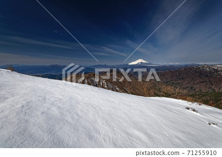 Mt. Fuji seen from the summit of Mt. Tanzawa and Mt. Tono in early spring Mt. Fuji seen from the summit of Mt. Tanzawa and Mt. Tono in early spring 71255910