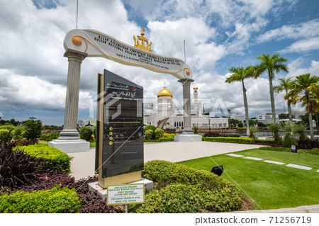 Brunei's Old Mosque and Main Gate Brunei's Old Mosque and Main Gate 71256719
