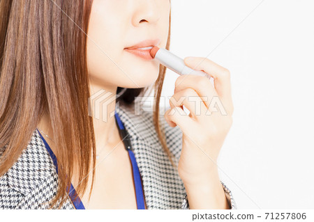 Business woman who applies lipstick and makes up 71257806