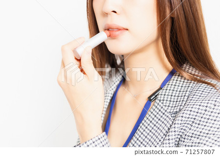 Business woman who applies lipstick and makes up 71257807
