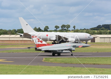 KC-767J and Typhoon FGR.4 special coating machine KC-767J and Typhoon FGR.4 special coating machine 71258291