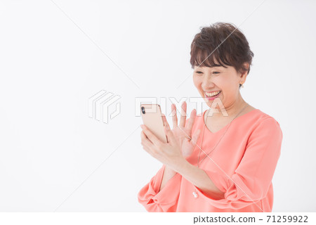 有智能手機的一名微笑的婦女 有智能手機的一名微笑的婦女 71259922