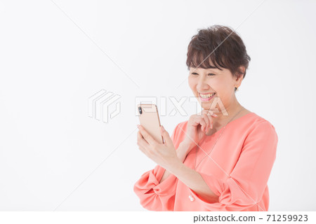 有智能手機的一名微笑的婦女 有智能手機的一名微笑的婦女 71259923