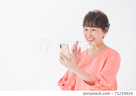 有智能手機的一名微笑的婦女 71259924