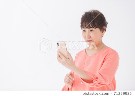有智能手機的一名微笑的婦女 有智能手機的一名微笑的婦女 71259925