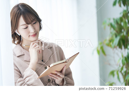 拿著筆記本的女商人 71259926