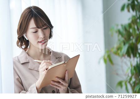 拿著筆記本的女商人 71259927