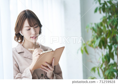 拿著筆記本的女商人 71259928