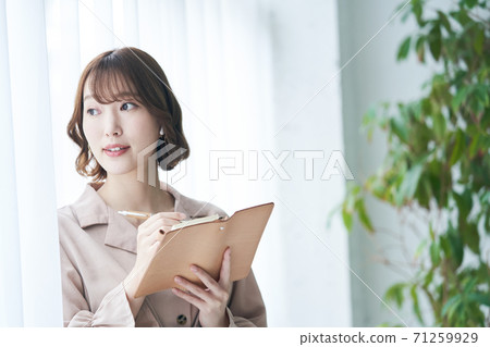 拿著筆記本的女商人 71259929