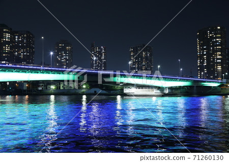 Illumination of the Sumida River Bridge that creates a lively waterside "Tsukuda Bridge" 71260130