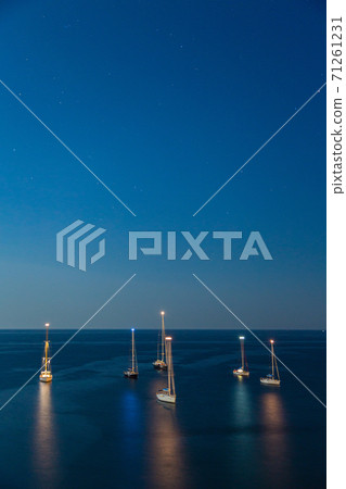 意大利夜間漂浮在阿馬爾菲海中的遊艇 71261231