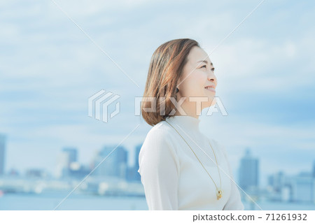 在戶外微笑的辦公室休閒風格女人 71261932
