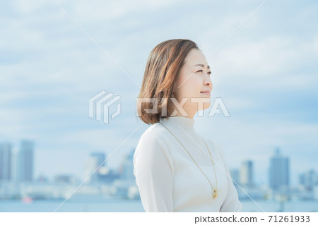 在戶外微笑的辦公室休閒風格女人 在戶外微笑的辦公室休閒風格女人 71261933