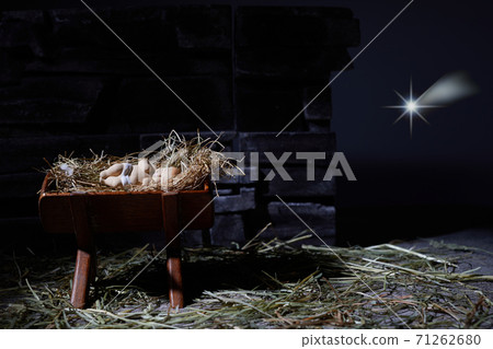 Birth of Jesus. Christmas nativity scene. Manager and star. 71262680