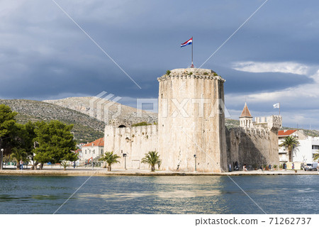 Sea view of the medieval Kamerlengo fortress of the 15th century in Trogir, Croatia 71262737