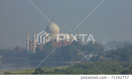 Taj Mahal mosque in Agra, India Taj Mahal mosque in Agra, India 71262757