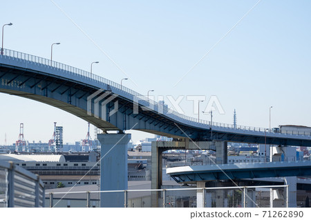 An elevated road that uses loops to gain altitude and crosses far higher than the river 71262890