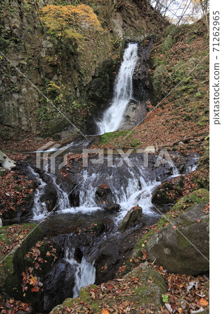 Kirifuri Plateau Clove Waterfall (Autumn) Kirifuri Plateau Clove Waterfall (Autumn) 71262965