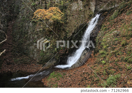 Kirifuri Plateau Clove Waterfall (Autumn) Kirifuri Plateau Clove Waterfall (Autumn) 71262966
